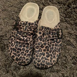 Leopard clogs